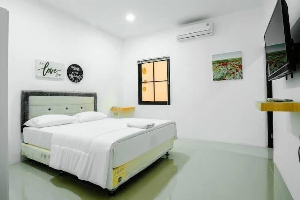 Kemang Eleven Room Type - Deluxe Room, 1 Queen Bed