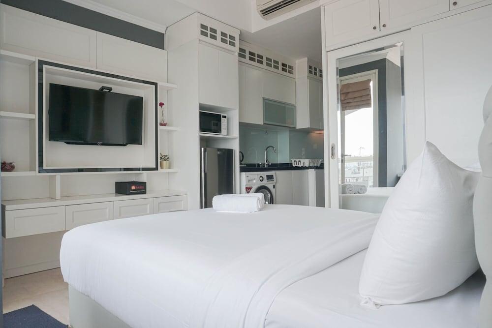 Comfy and Wonderful Studio Menteng Park Apartment - Tap to explore photos
