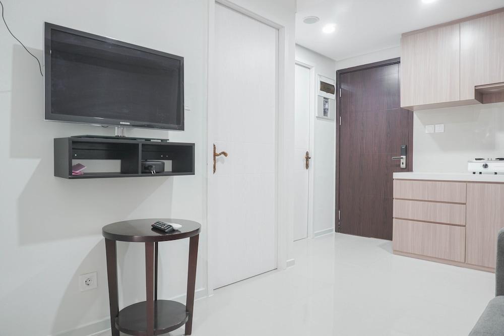 Nice And Modern 2Br At Daan Mogot City Apartment - Tap to explore photos