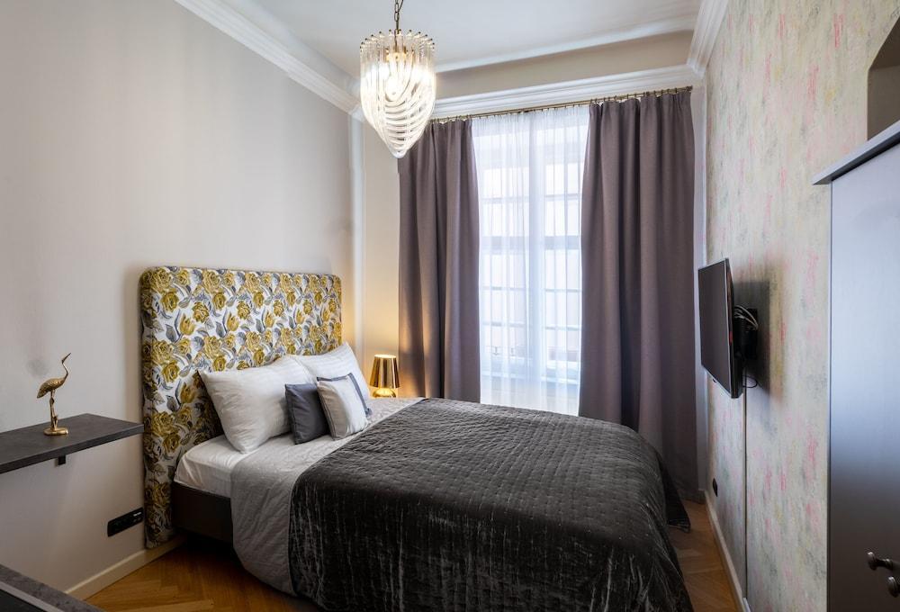 Chateau 9 Apartments by Adrez Living Room Type - Studio