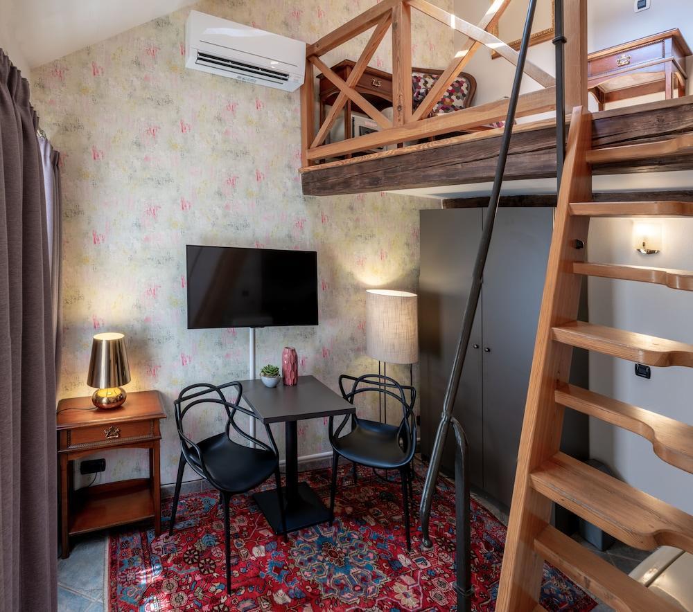 Chateau 9 Apartments by Adrez Living Room Type - Duplex Studio