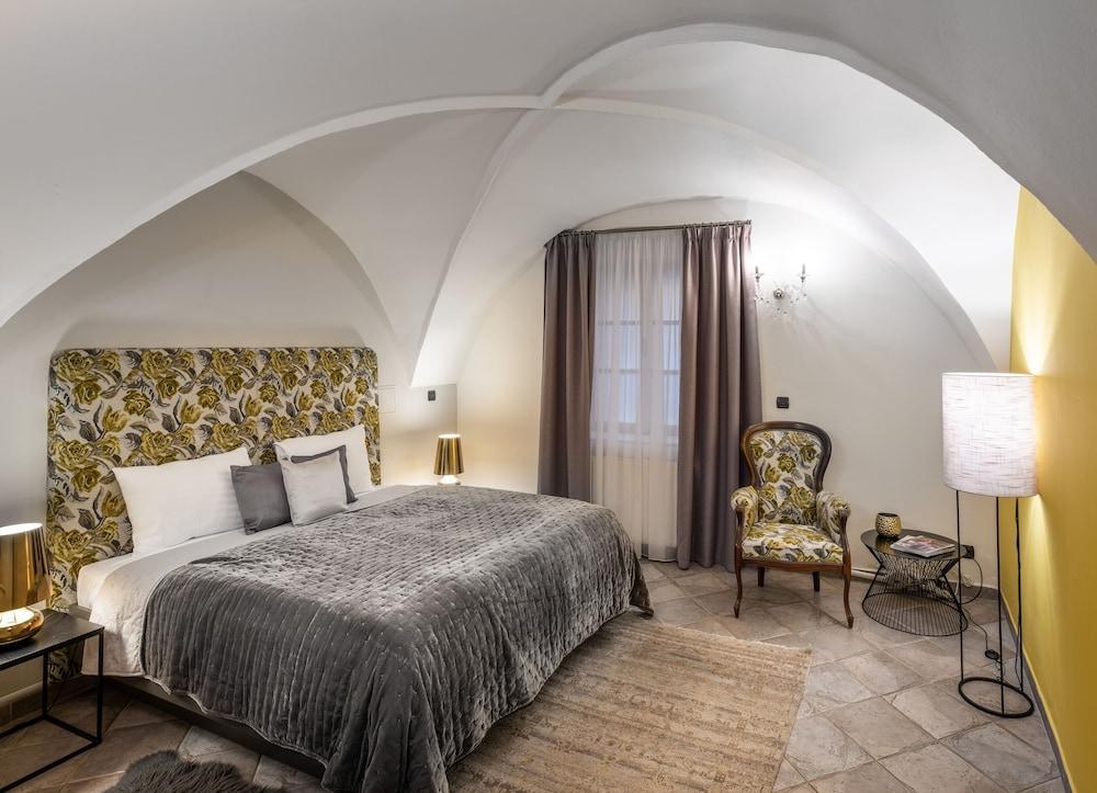 Chateau 9 Apartments by Adrez Living Room Type - Deluxe Studio