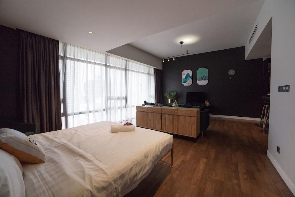 Anggun Residence by Sleepy Bear Room Type - City Studio, 1 Queen Bed