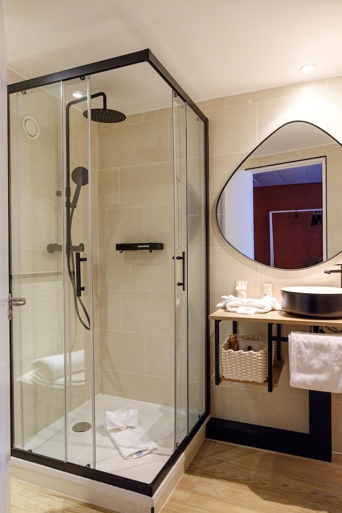 Four Points by Sheraton Paris Charles de Gaulle Airport - Tap to explore photos