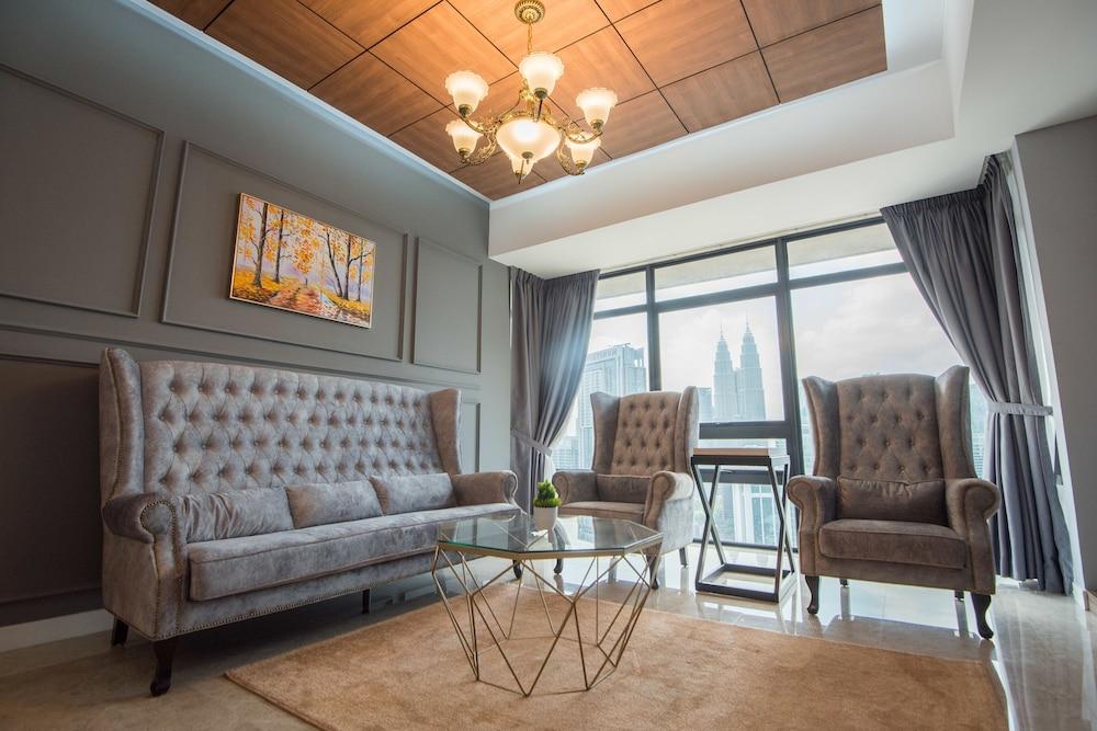 Anggun Residences Serviced Suites Room Type - Deluxe Quadruple Room, 4 Bedrooms, Refrigerator & Microwave, City View