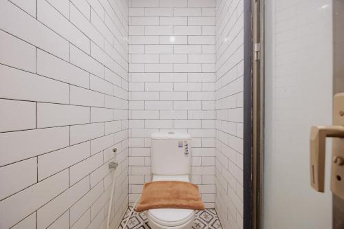 Sans Hotel Roxy Jakarta Room Type - Superior Queen Room