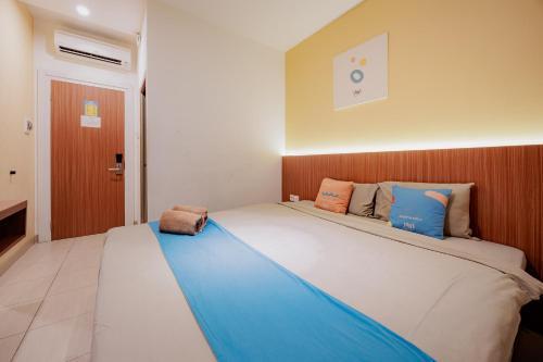 Sans Hotel Roxy Jakarta - Tap to explore photos