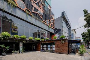 Sans Hotel Roxy Jakarta - Tap to explore photos