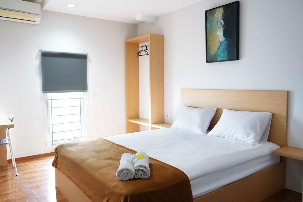 UROOMS Senayan Room Type - Standard Double Room