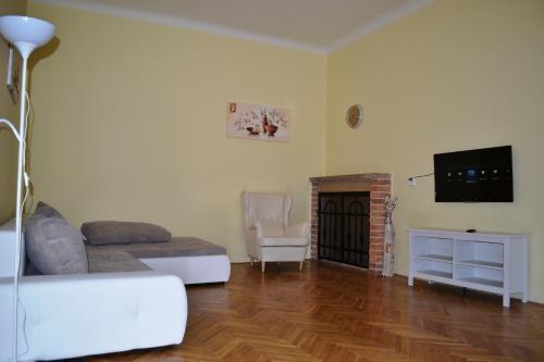 Sunflower 2BDR Flat By Ruterra - Tap to explore photos