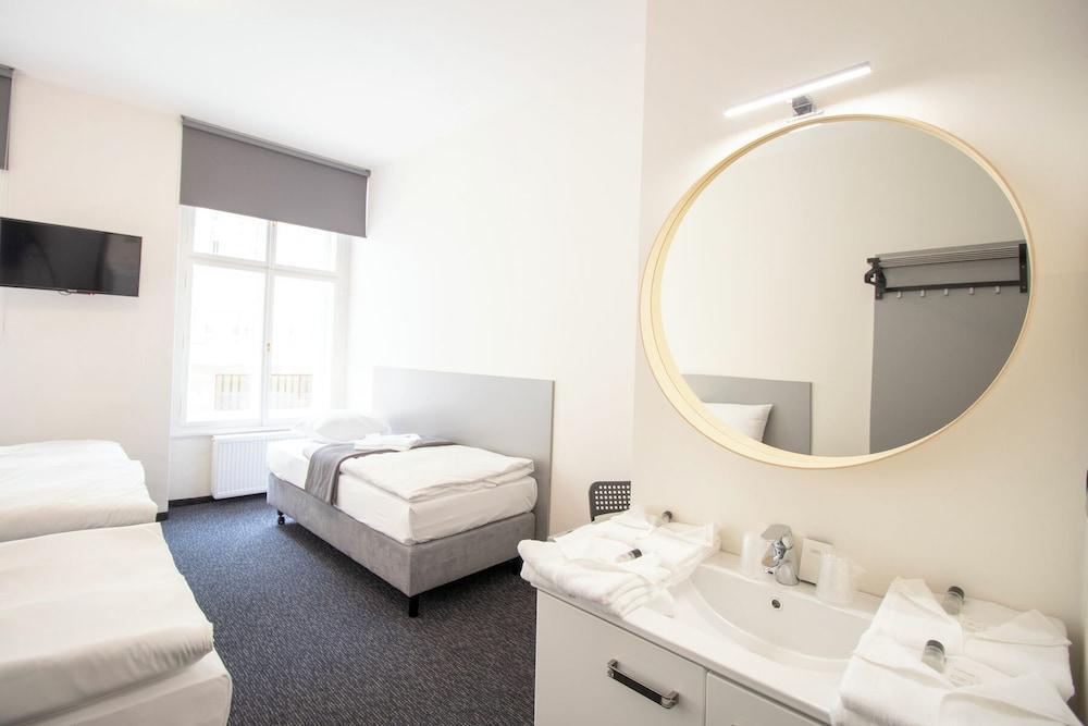 Narodni Stay Room Type - Quadruple Room, Multiple Beds, Courtyard View