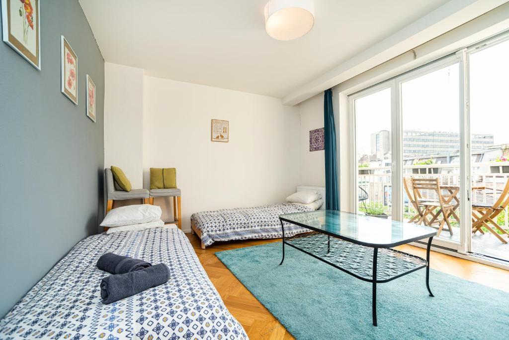Central, Spacious, Modern 5 Bedrm duplex w/Balcony - Tap to explore photos