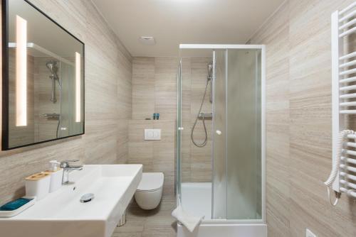 Tesnov Residence Apartments Near The Center - Easy Self Check in - Tap to explore photos