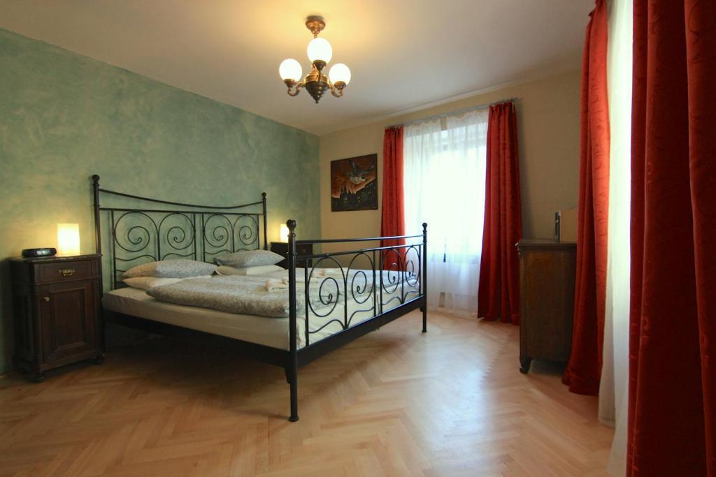 Mala Strana apartment 1 - Tap to explore photos