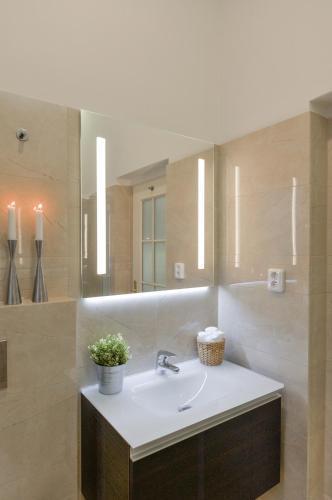 Royal Route Residence Room Type - One-Bedroom Apartment
