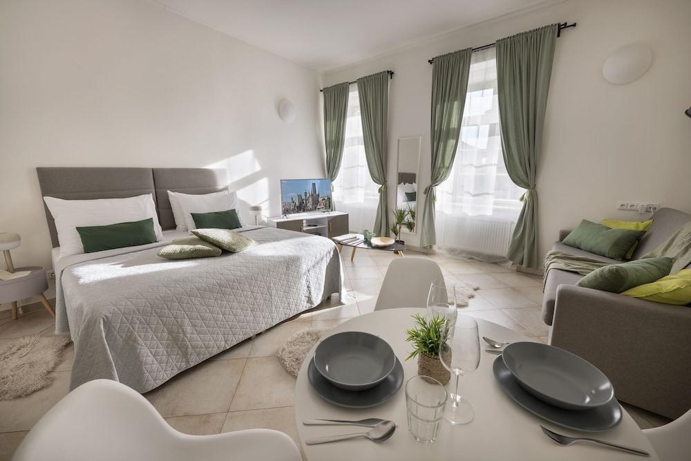 White Swan Boutique Apartments Room Type - City Apartment, 1 King Bed with Sofa bed White Swan Boutique Apartments Room Type - City Apartment, 1 King Bed with Sofa bed