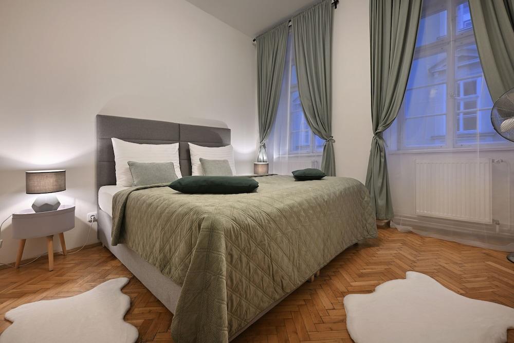 White Swan Boutique Apartments Room Type - City Apartment, 3 Bedrooms White Swan Boutique Apartments Room Type - City Apartment, 3 Bedrooms