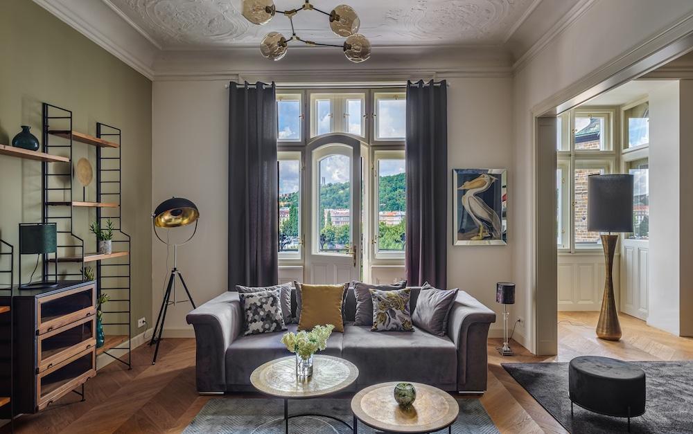 MN6 Luxury Suites by Adrez Living Room Type - Apartment, 3 Bedrooms, Balcony