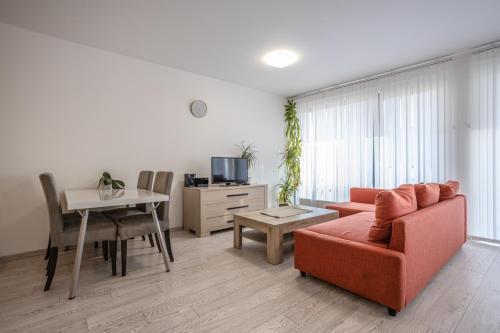 Spacious Terrace Apartment with free private parking - Tap to explore photos
