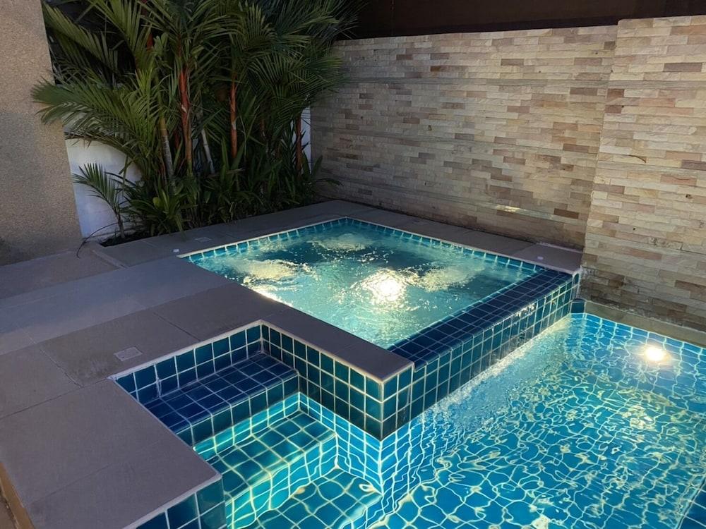 Luxury Pool villa C16 - 4BR 8-10 Persons - Tap to explore photos