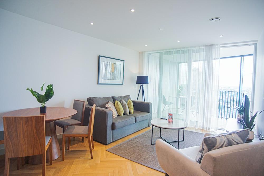 High Rise 1 Bedroom Apartment in Southbank - Tap to explore photos