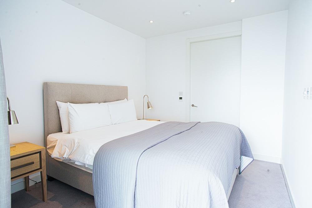 High Rise 1 Bedroom Apartment in Southbank - Tap to explore photos