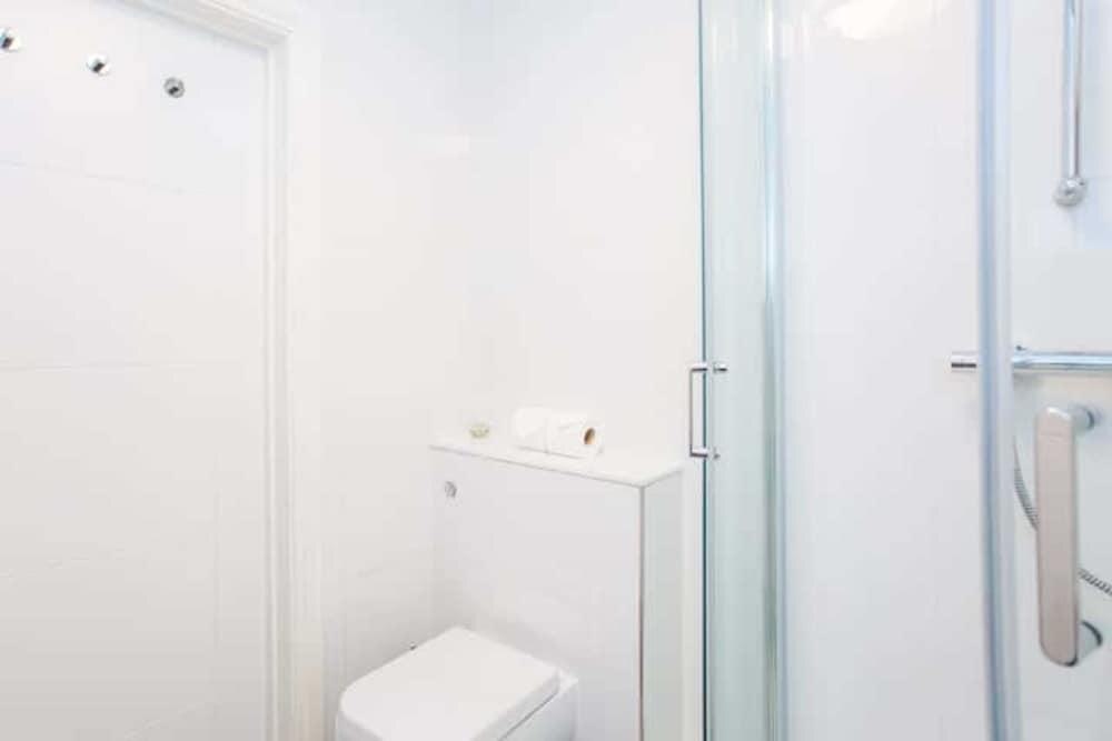 Energised Apartment With Gym in Brent Park - Tap to explore photos