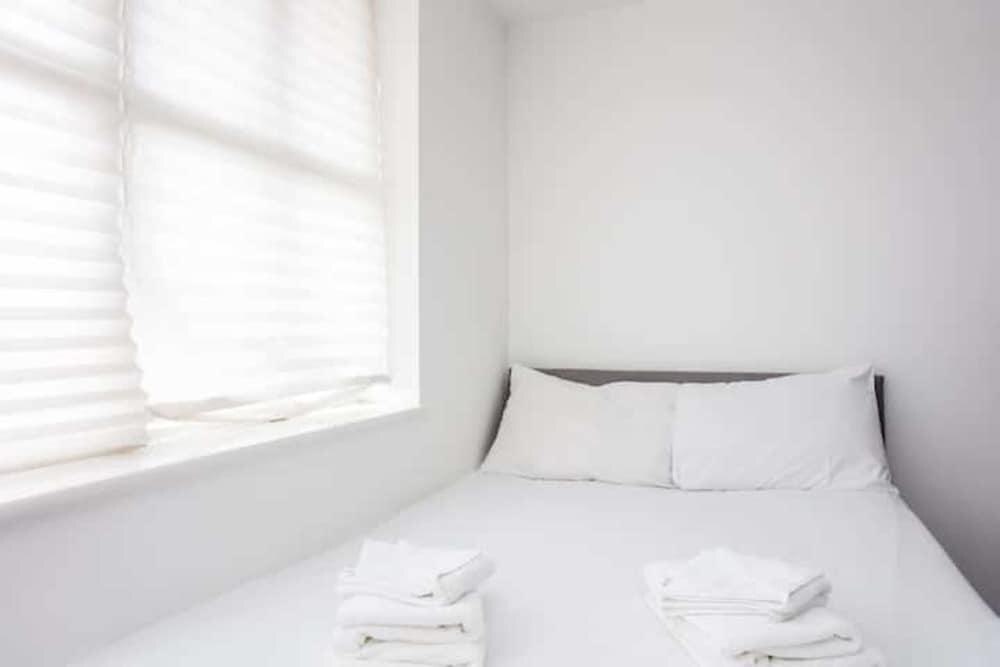 Energised Apartment With Gym in Brent Park - Tap to explore photos
