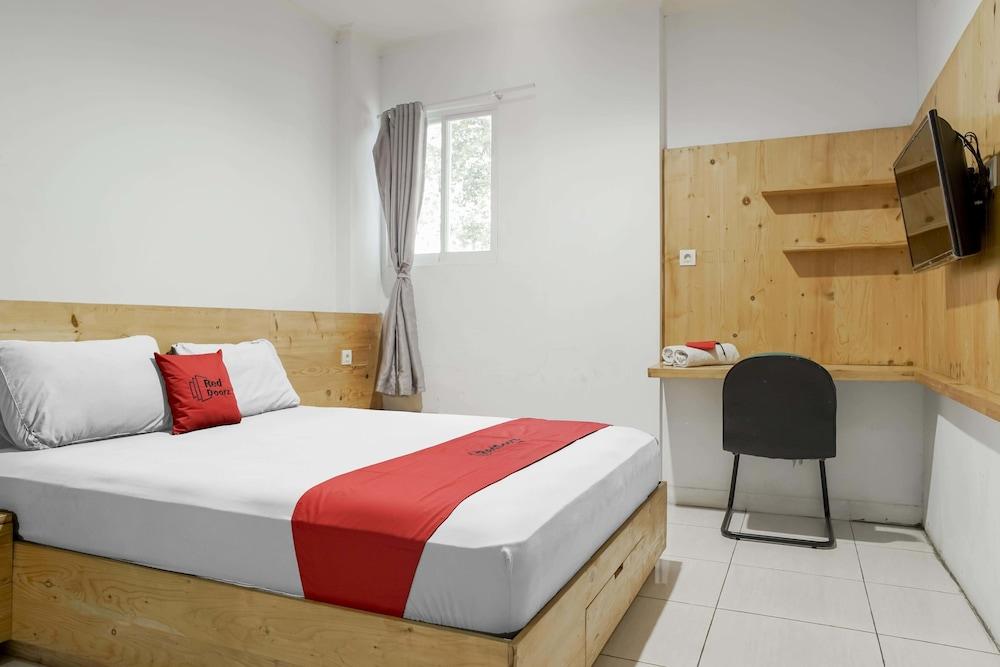 RedDoorz Plus near Dharmawangsa Square 2 - Tap to explore photos