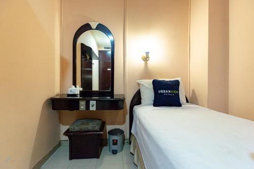 Urbanview Hotel P Residence Asemka - Tap to explore photos