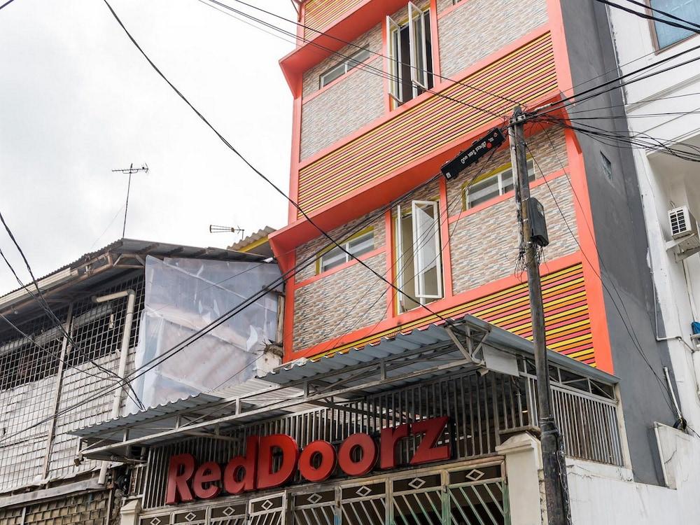 RedDoorz Hostel near LTC Glodok - Tap to explore photos