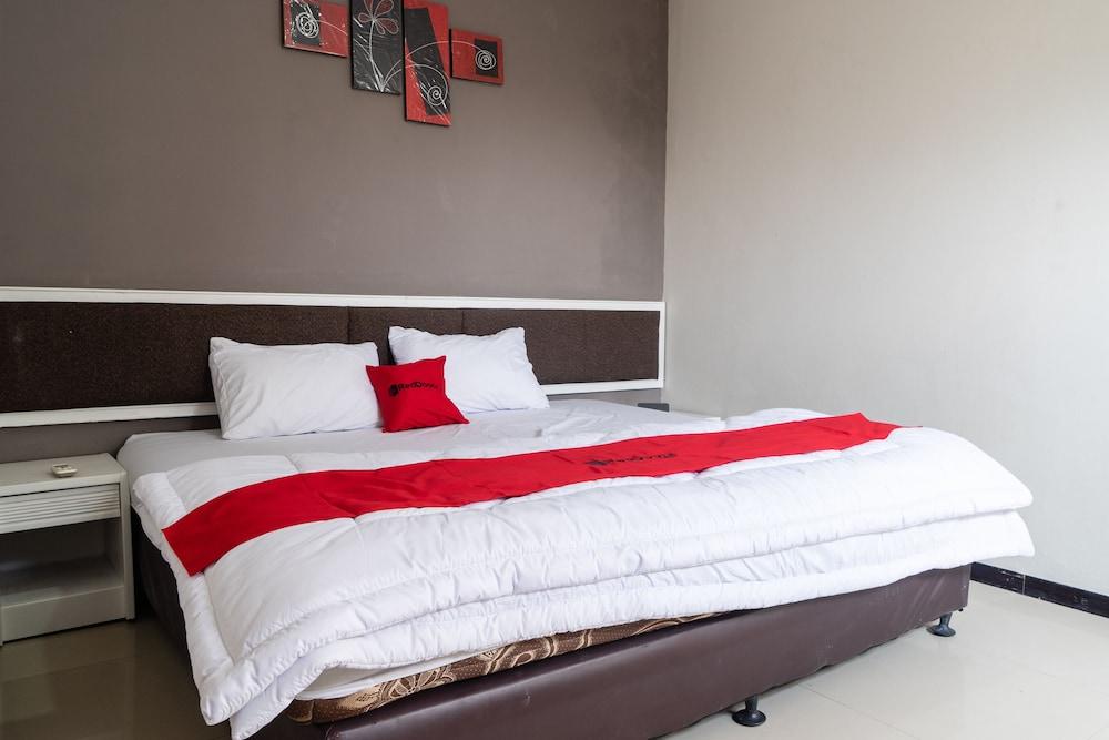 RedDoorz Plus @ Sawah Besar Room Type - Deluxe Room