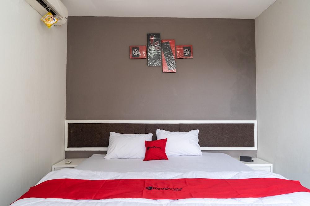 RedDoorz Plus @ Sawah Besar Room Type - Double Room