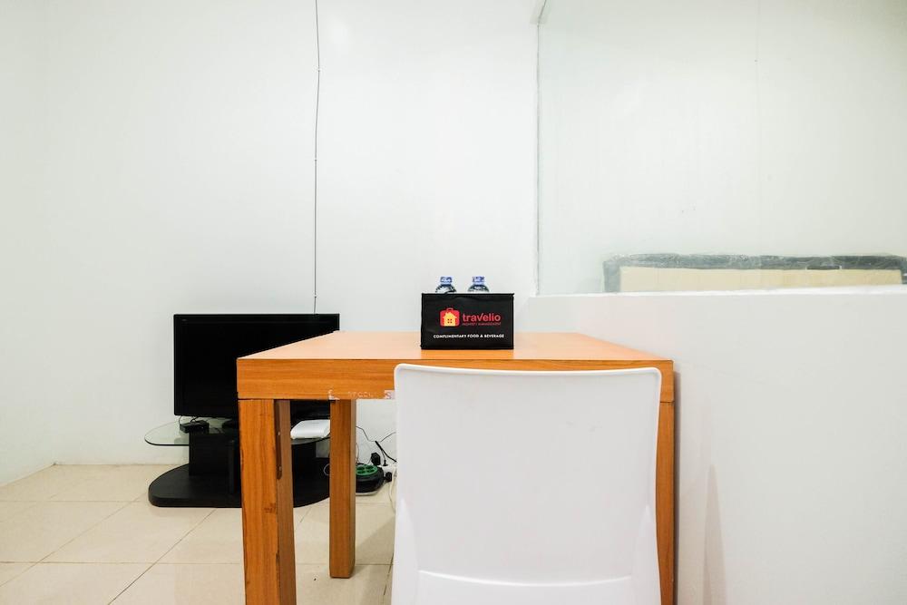 Comfortable And Homey Studio At Titanium Square Apartment - Tap to explore photos