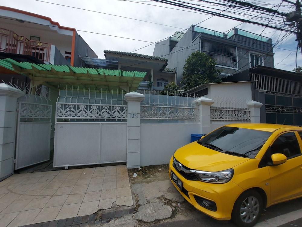 Eiffel Residence Tarakan - Female Only - Tap to explore photos