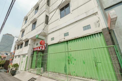Green Apple Residence near Sarinah Mitra RedDoorz - Tap to explore photos