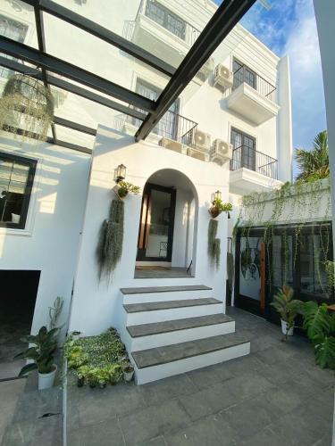 Loewys Home Tanjung Duren Jakarta Barat - Tap to explore photos