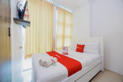 RedDoorz Near MRT Bendungan Hilir Room Type - Deluxe Room