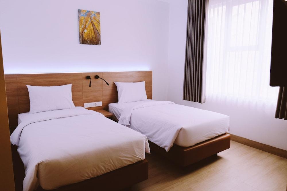 GRAND   THAMRIN  HOTEL Room Type - Standard Twin Room