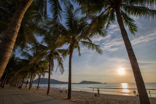 Magnific Patong - Tap to explore photos