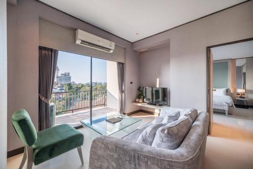 Manhattan Pattaya Hotel - Tap to explore photos