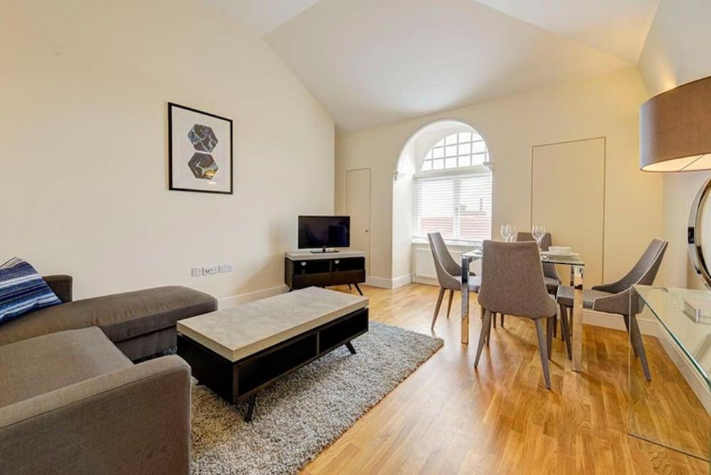 Cosy Two Bedroom Apartment - Flat 59a - Tap to explore photos