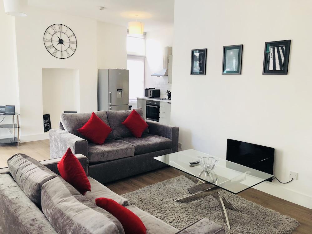 Spacious & Modern 2 Bed Apartment at Knightsbridge London - Tap to explore photos
