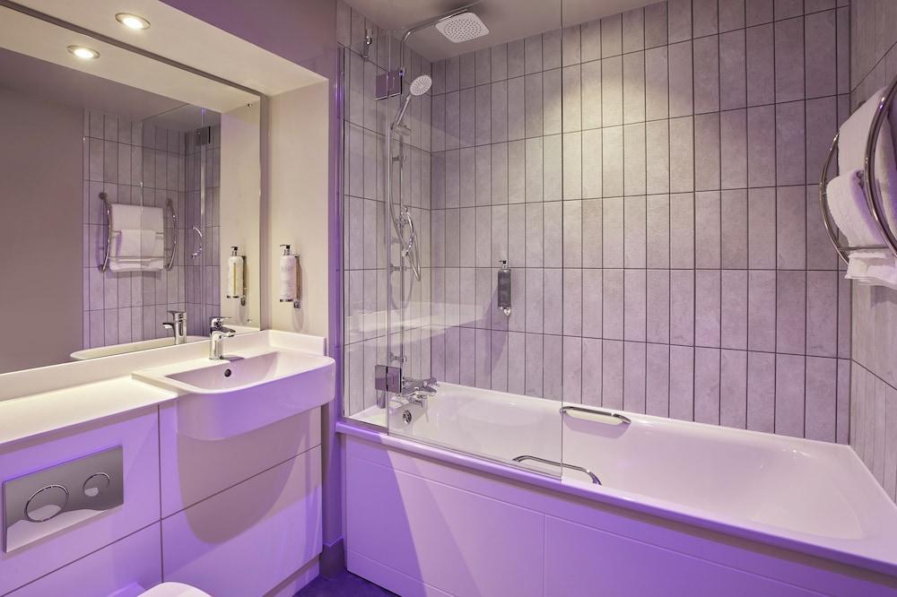 Premier Inn London City (Tower Hill) - Tap to explore photos
