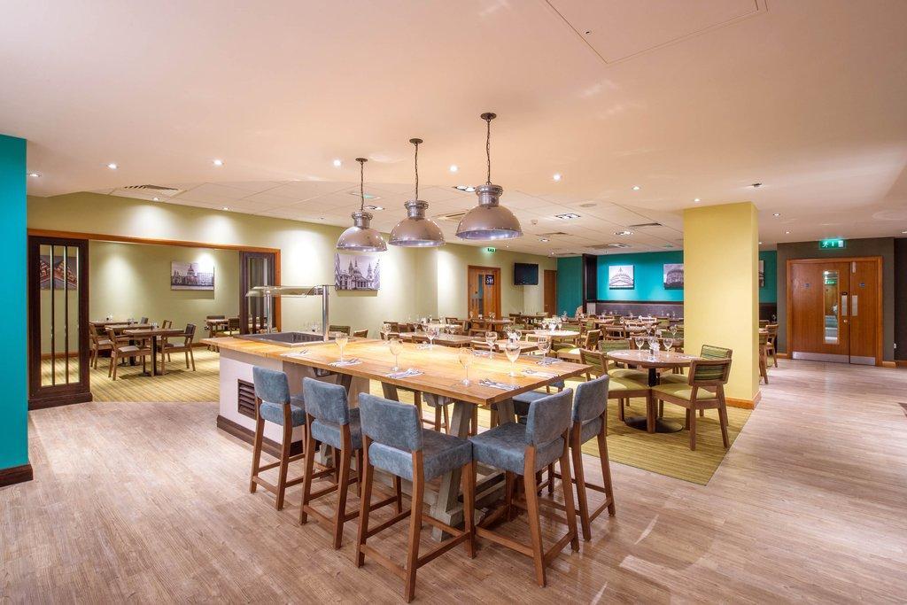 Premier Inn London City (Tower Hill) - Tap to explore photos