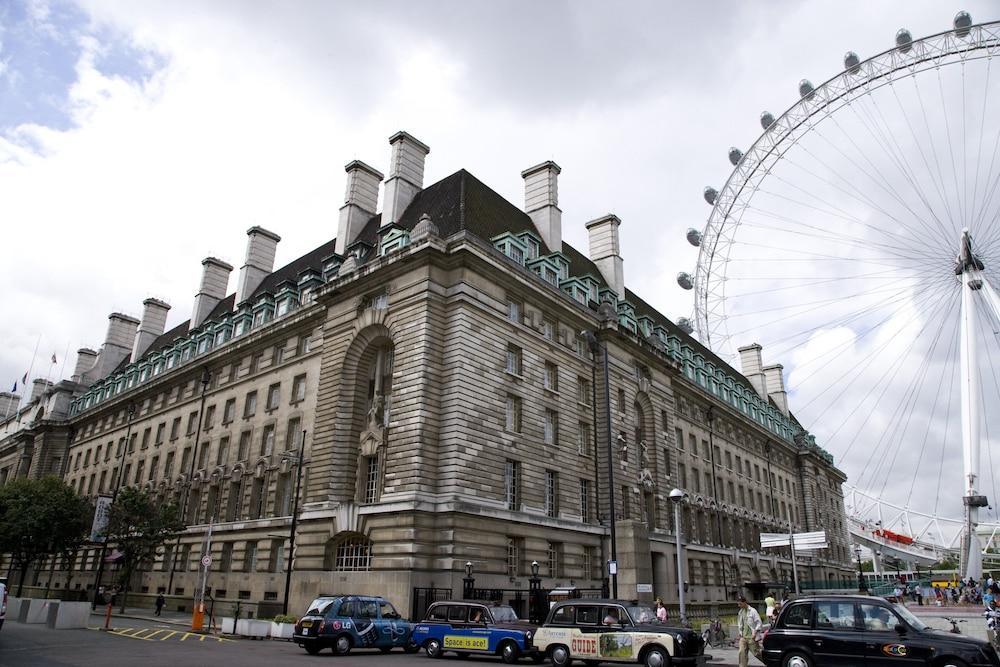 Premier Inn London County Hall - Tap to explore photos