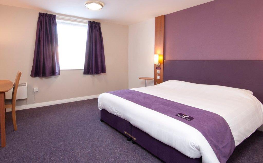 Premier Inn London Putney Bridge - Tap to explore photos
