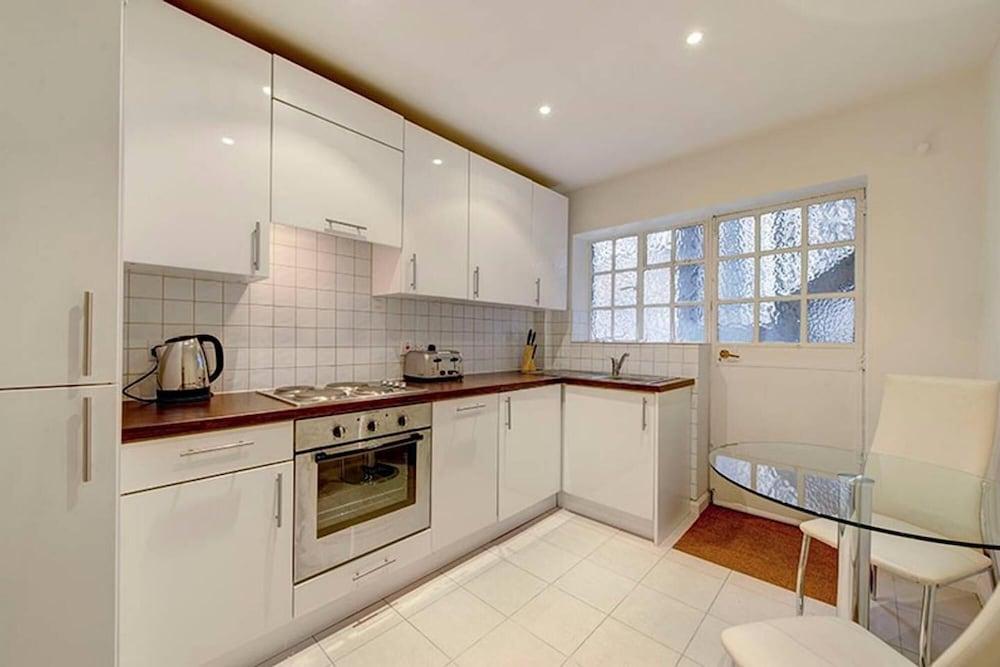 Two Bed Flat in Fashionable Chelsea - Tap to explore photos