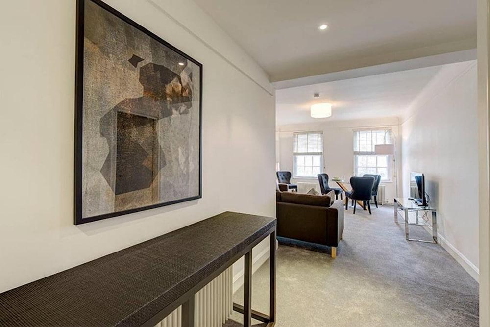 Two Bed Flat in Fashionable Chelsea - Tap to explore photos