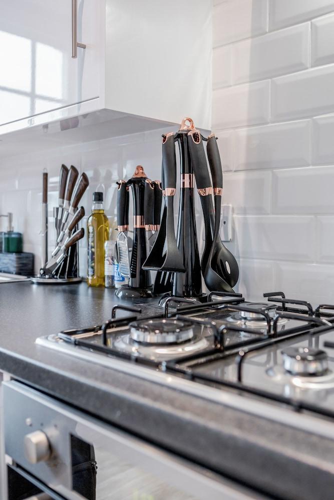 Stunning 2 Bedroom Duplex Apt in Center of Camden - Tap to explore photos